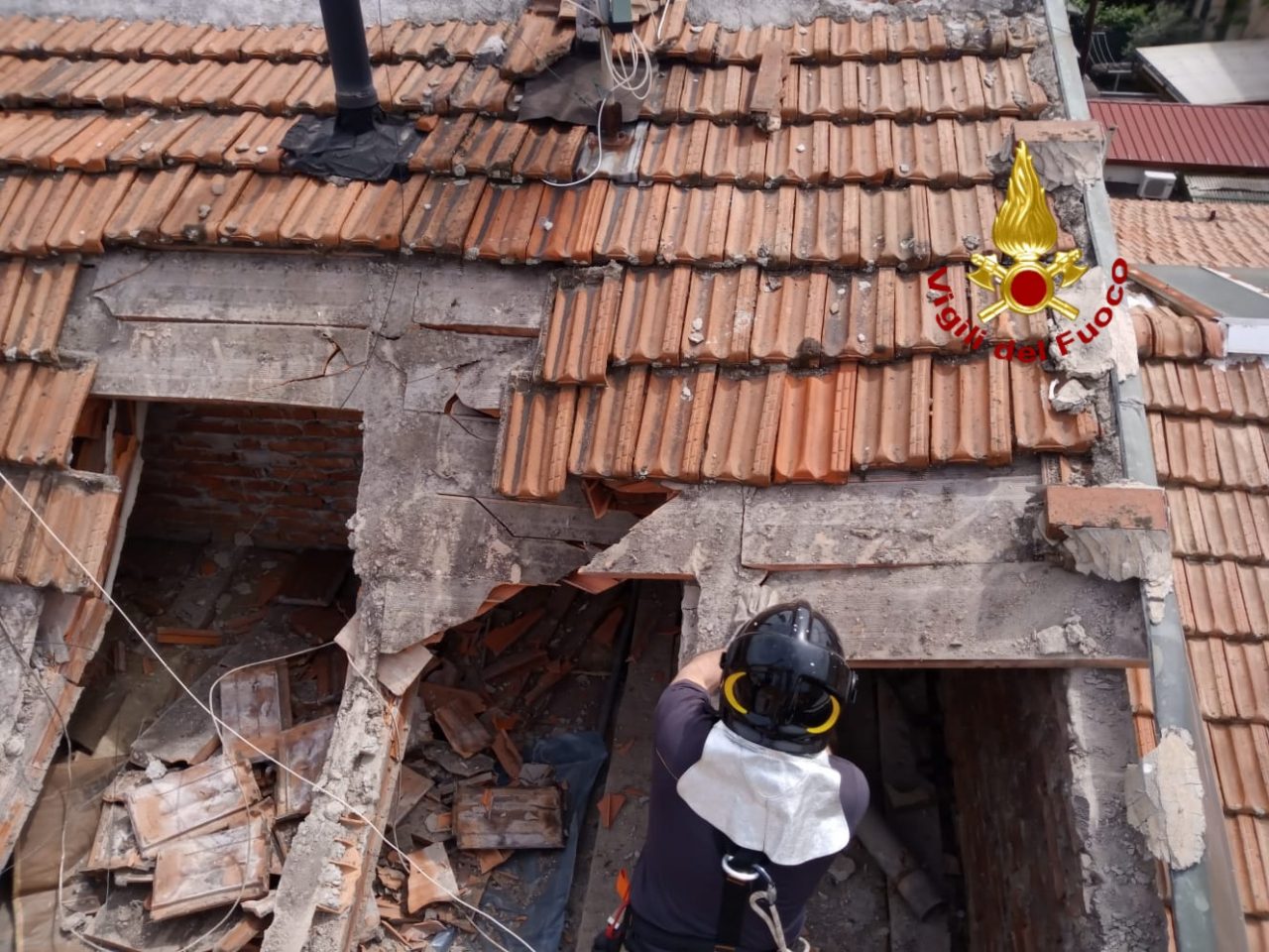 Crolla in parte il tetto di un appartamento a Prato: evacuato dai vigili del fuoco