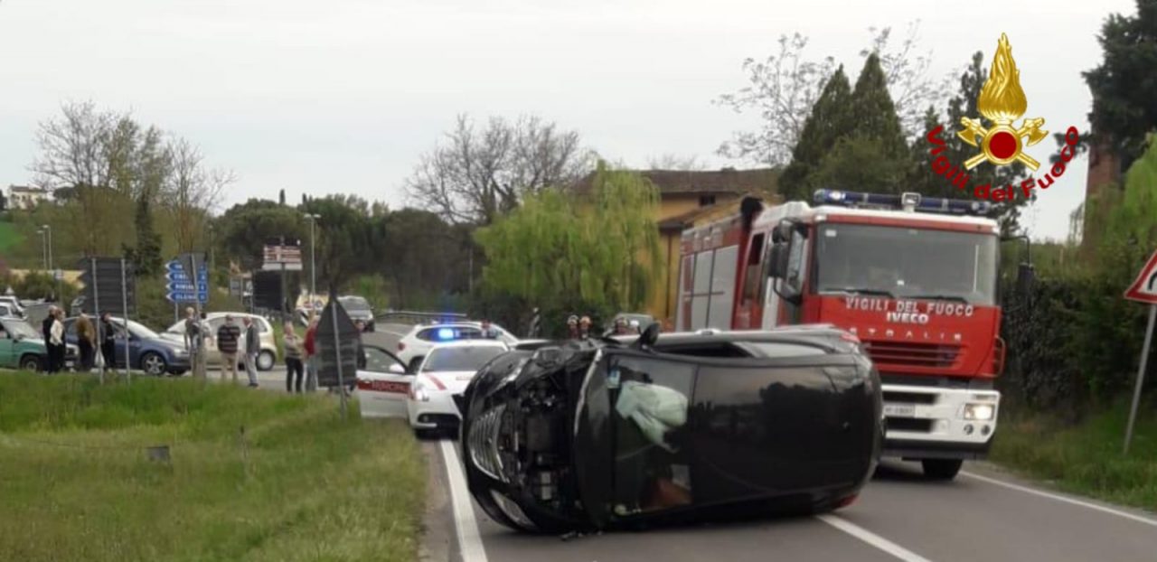 Incidente a Barberino Val d’Elsa, si ribalta un’auto