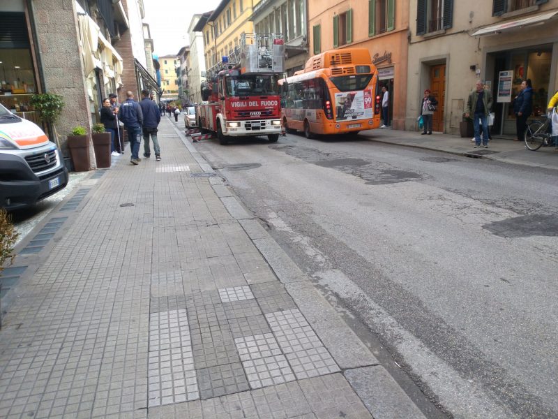 Malore in casa in pieno centro a Pistoia: intervengono Misericordia e Vigili del Fuoco