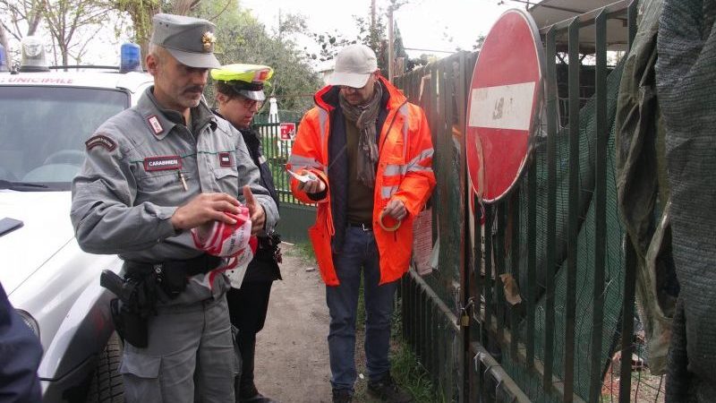 Gestione illecita di rifiuti e abusi edilizi in via del Paradiso