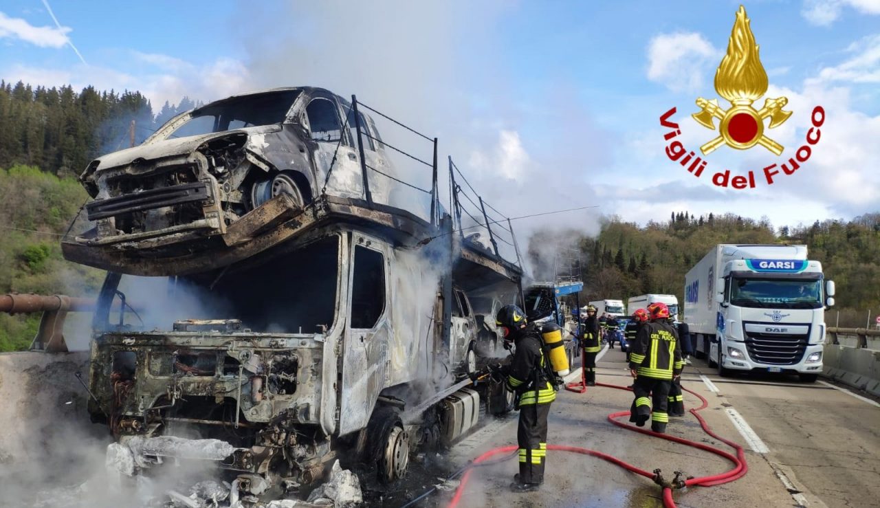 Incendio in autostrada: brucia bisarca FOTO