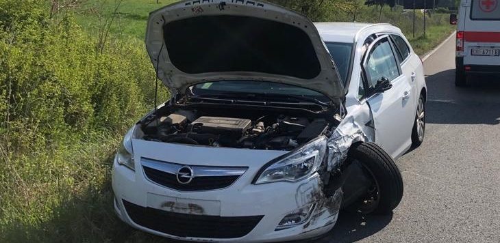 Scontro tra due auto, intervengono i vigili del fuoco FOTO