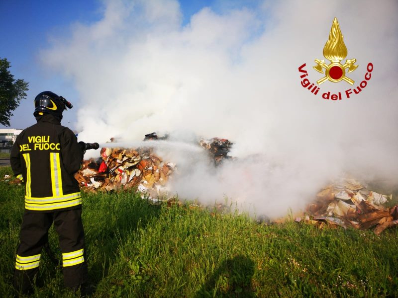 Brucia la vegetazione vicino all’interporto di Prato: nessun danno grave
