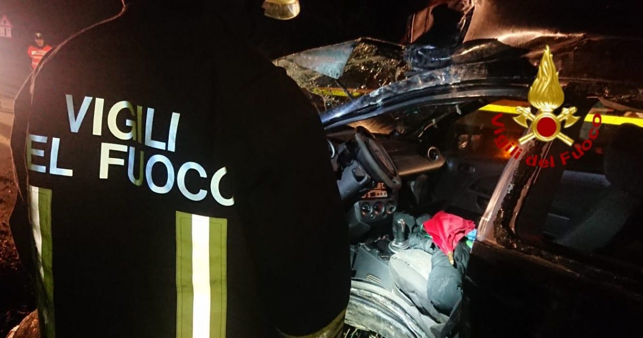 Auto si schianta contro un albero