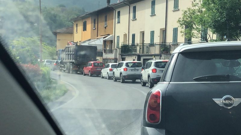 Lavori a La Briglia, traffico in tilt sulla Sr325 in entrambe le direzioni