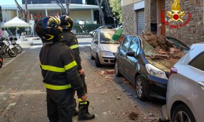 Paura a Firenze, si stacca il sottotetto e colpisce le auto