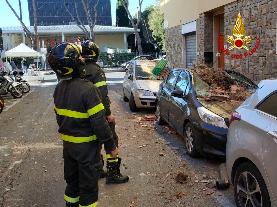 Paura a Firenze, si stacca il sottotetto e colpisce le auto