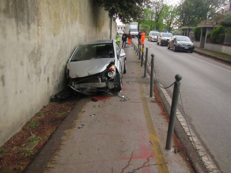 Auto “impazzita” invade la pista ciclo-pedonale