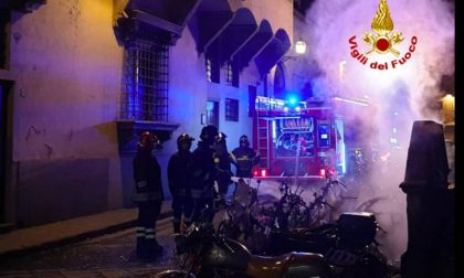 A fuoco 15 motorini nella notte