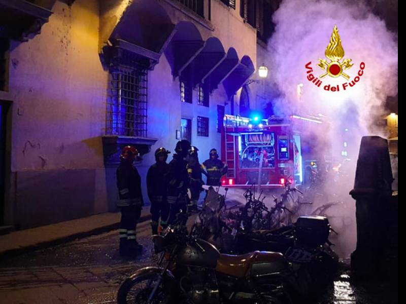 A fuoco 15 motorini nella notte