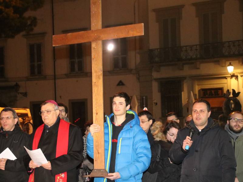 La Via Crucis dei giovani per le strade del centro storico di Prato