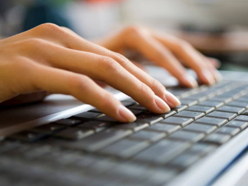Adesca ragazzine su Facebook con la scusa delle ripetizioni
