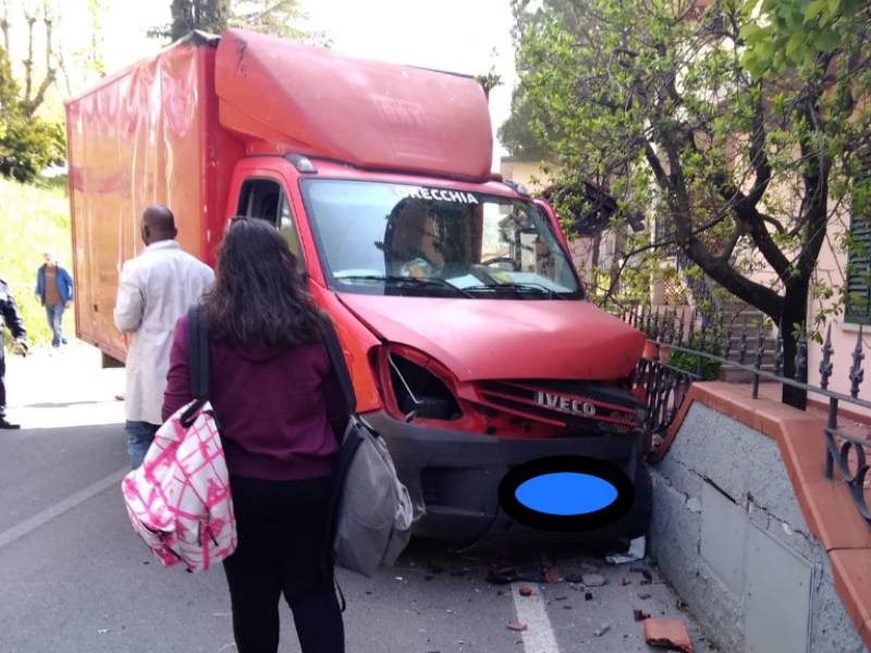 Incidente in centro: camion contro il muro di una casa