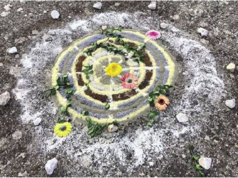 Strani disegni a Luciana. Magia bianca o meditazione?