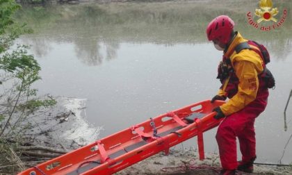 Vigili del fuoco al lavoro per recuperare il corpo di una persona in Arno