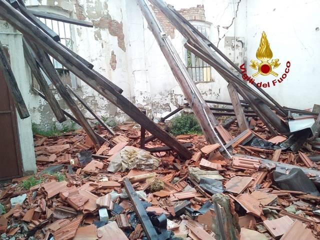 Crolla parte di tetto di un capannone