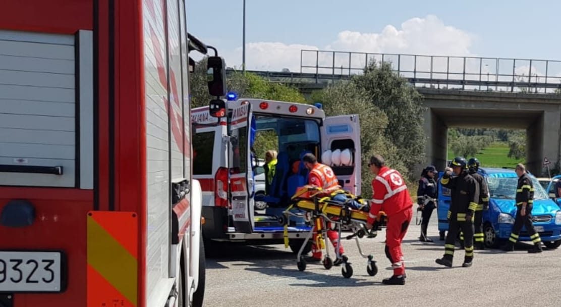 Auto si ribalta dopo scontro con un camion
