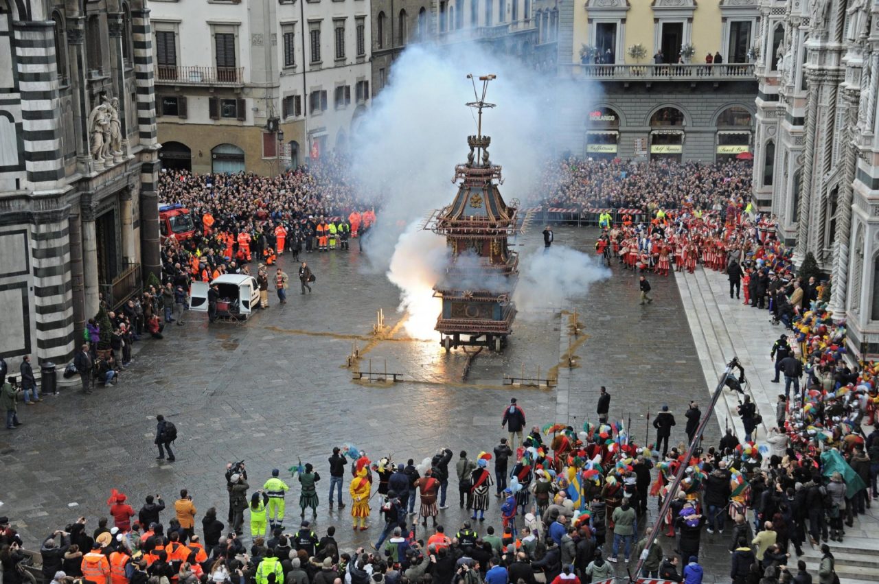 Scoppio del Carro a Pasqua in piazza Duomo a Firenze