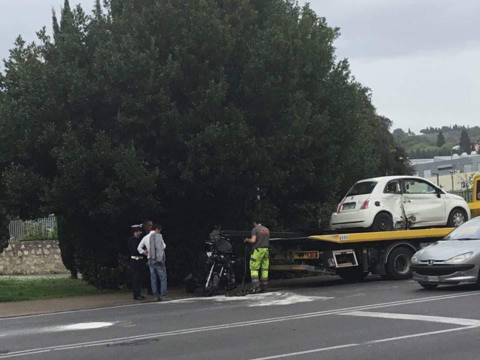 Anche il sindaco Falchi si è fermato con gli agenti sul luogo dell’incidente
