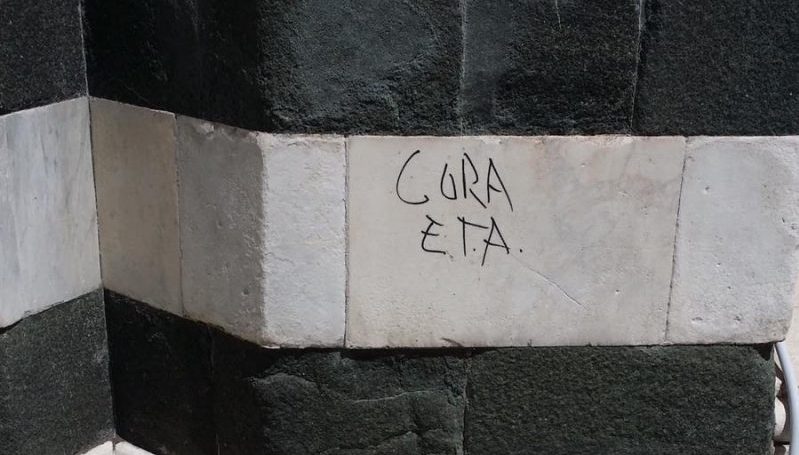 Vandali scrivono sul Battistero di Firenze