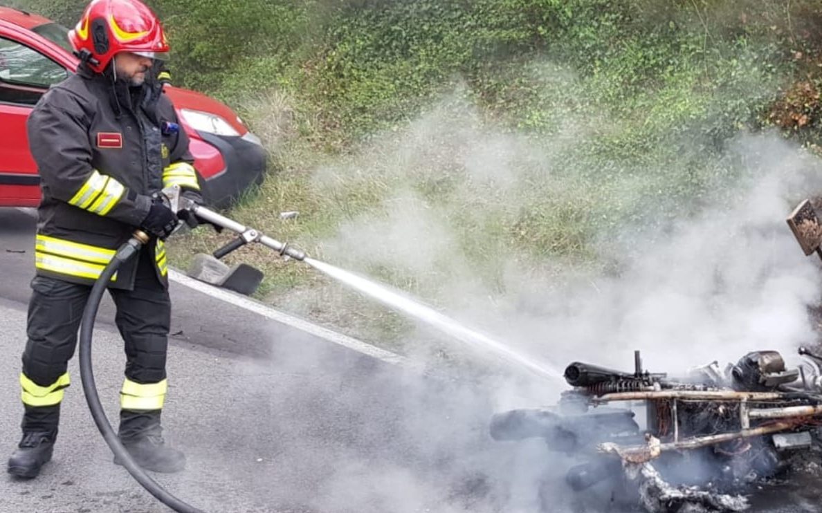 Incidente a Monteriggioni, si incendia una moto