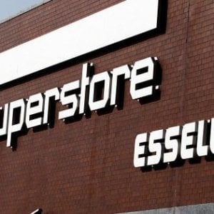 Firenze, tenta di rubare 10 bottiglie di superalcolici all’Esselunga di via di Novoli: 21enne ai domiciliari