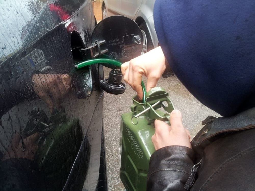Rubava benzina da un’auto in sosta in centro a Pistoia: denunciato 28enne