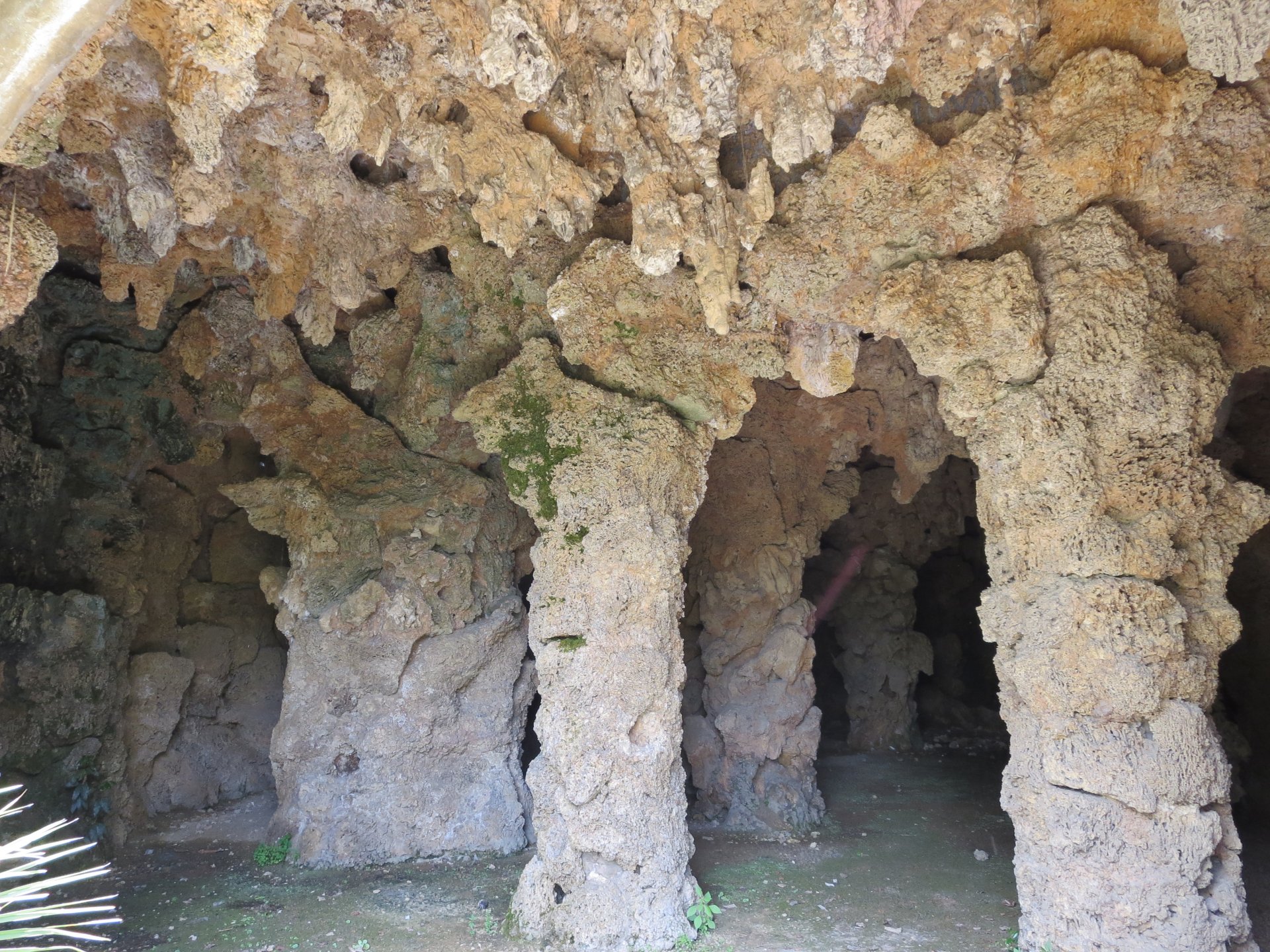 34618929_la grotta nel giardino della villa