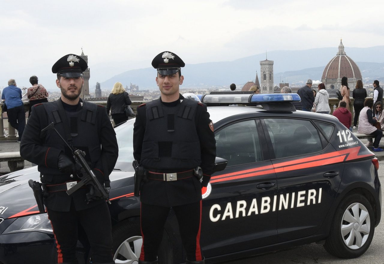 Ruba al supermercato Coop e minaccia il direttore con un coltello