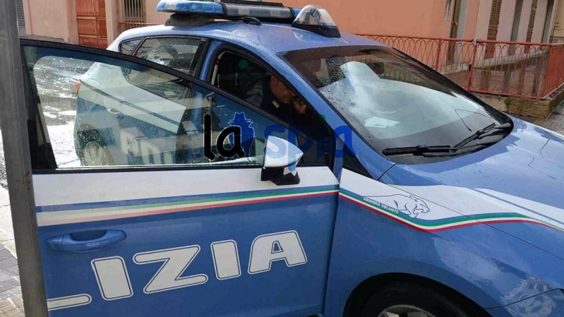 Bambino di 2 anni trovato morto in casa: il padre chiama i soccorsi e poi si dà alla fuga