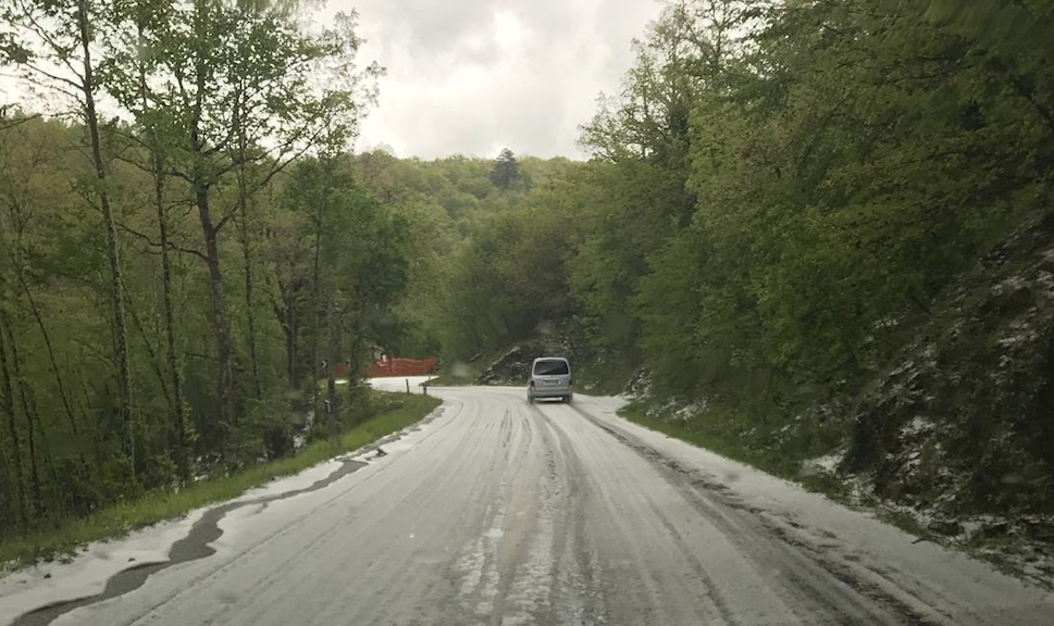 Grandine nel Chianti: strade imbiancate a Gaiole FOTO