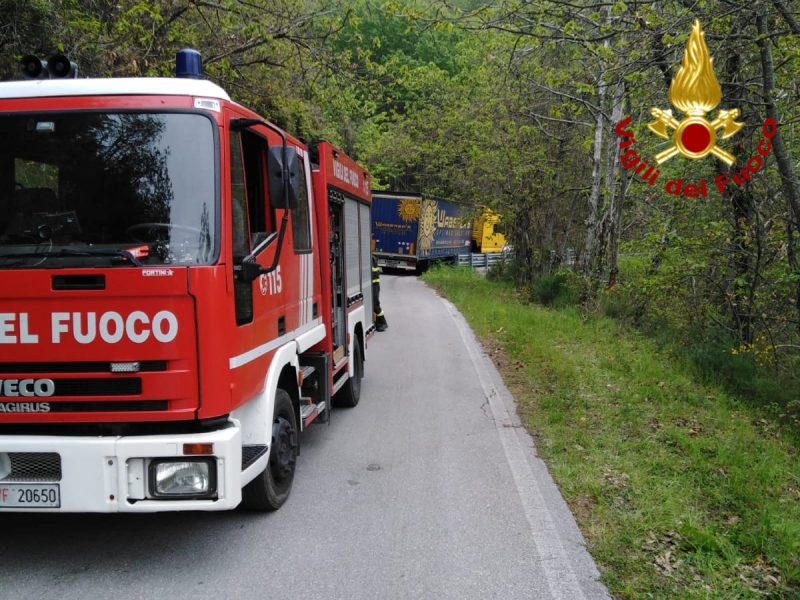 Camion si incastra a Crespole, traffico bloccato sulla Sp34