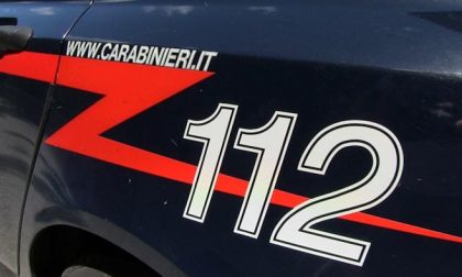 Esasperata dalle liti dei genitori tenta di buttarsi di sotto dal balcone: salvata 19enne