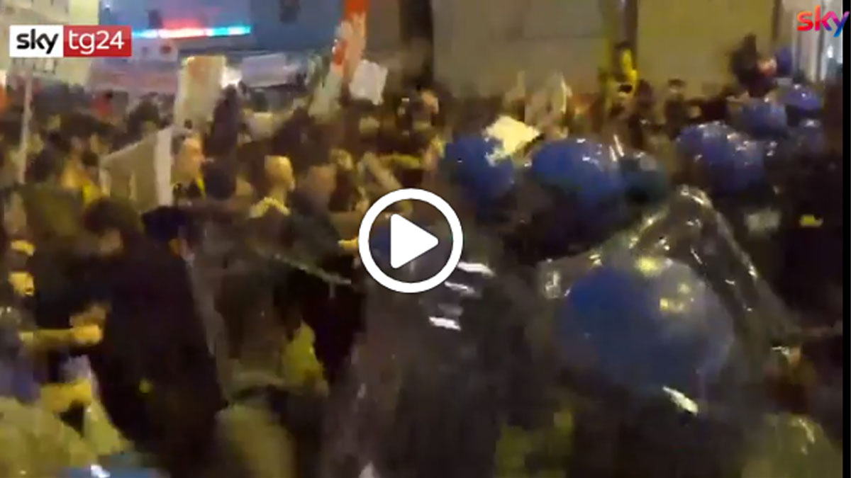 Proteste anti Salvini a Firenze, il VIDEO delle cariche della Polizia