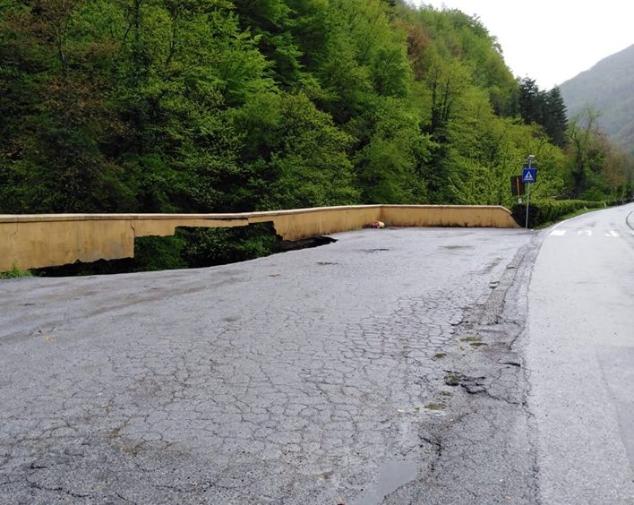 La SS64 Porrettana cade a pezzi: frana una porzione di parcheggio a San Pellegrino