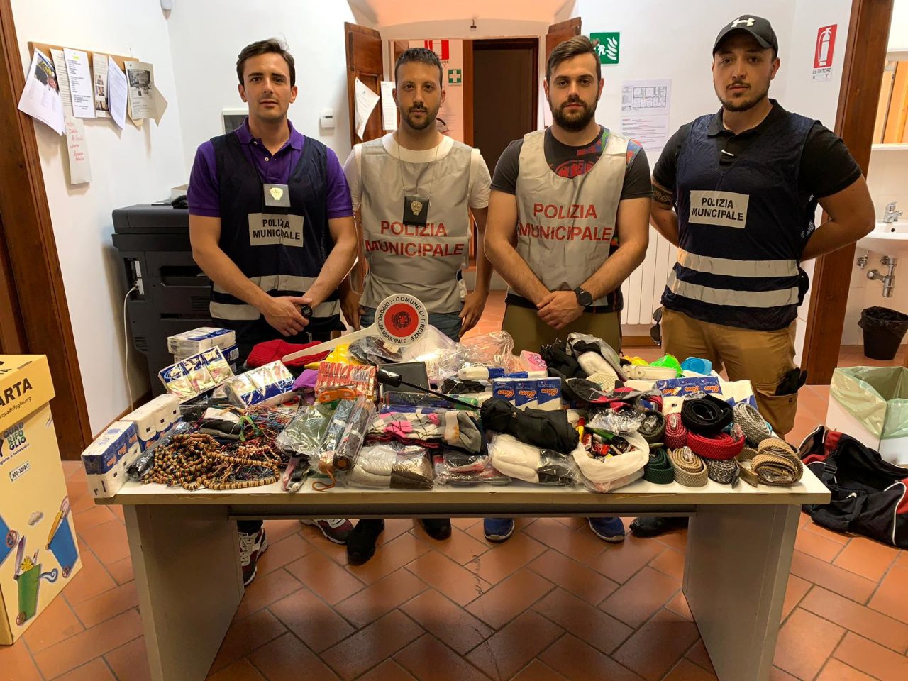 Antiabusivismo, la Municipale sequestra 450 oggetti