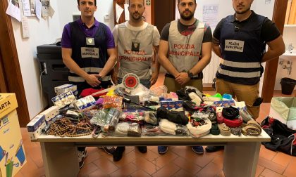 Antiabusivismo, la Municipale sequestra 450 oggetti