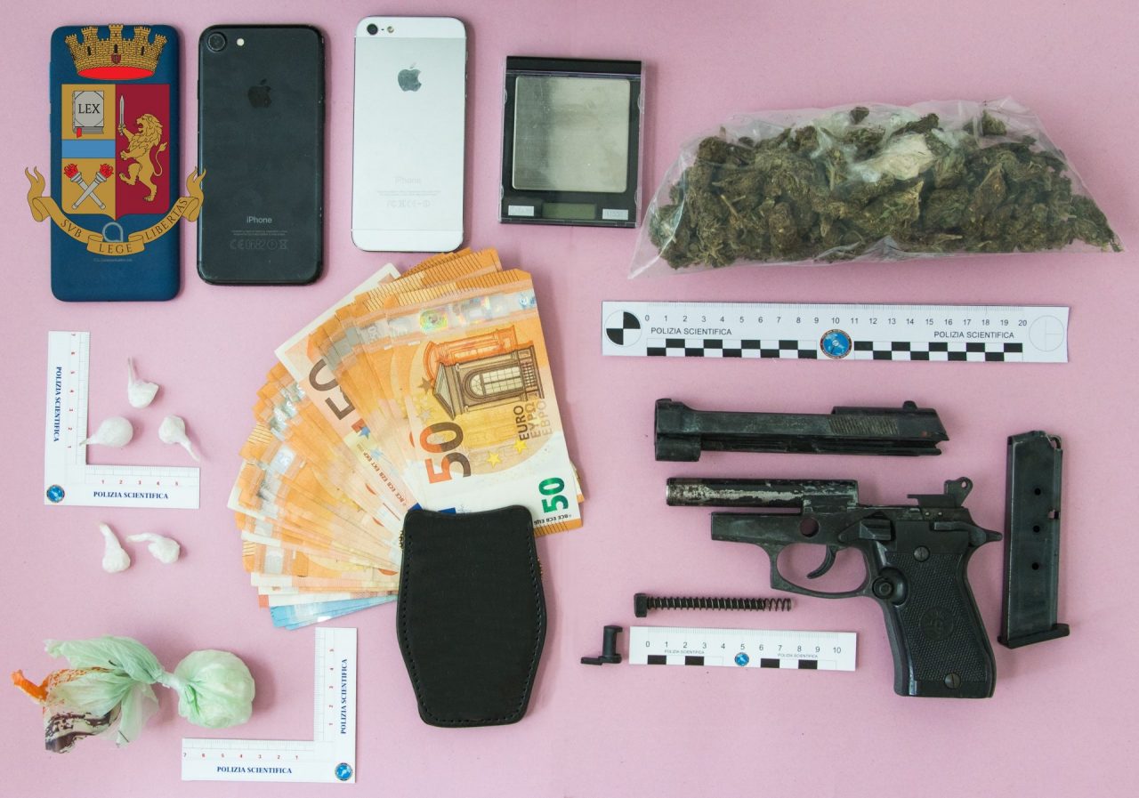 Controlli antidroga a Quarrata: la Polizia arresta due persone e sequestra una pistola e 1.700 euro