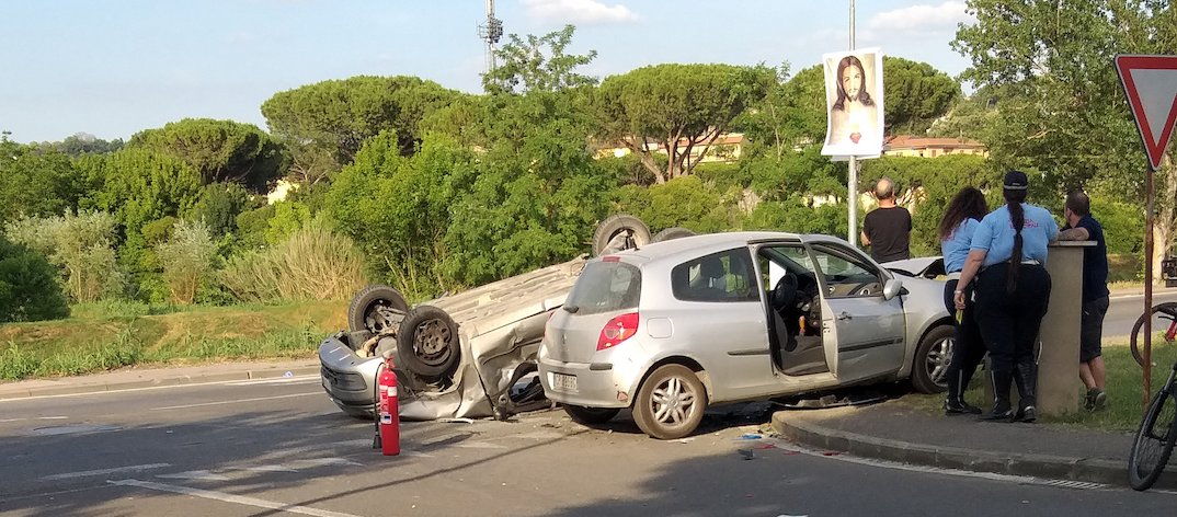 Incidente a Poggibonsi: un’auto ribaltata nello schianto FOTO E VIDEO