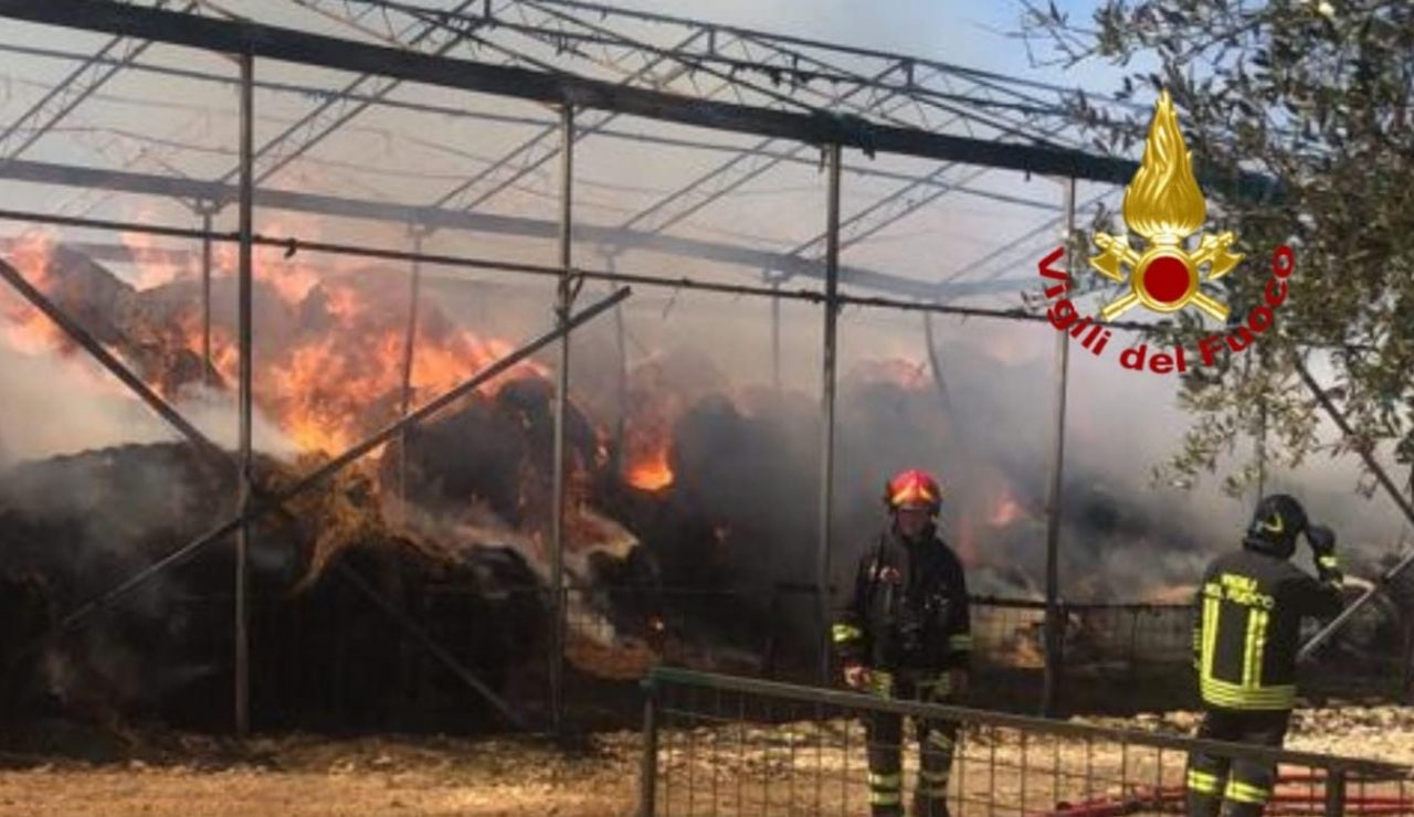 Capannoni in fiamme a Monteriggioni