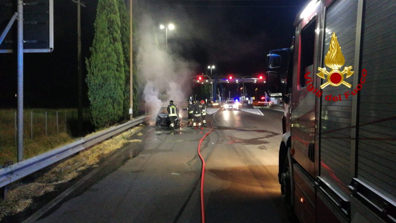 Prende fuoco un’auto al casello di Prato Ovest