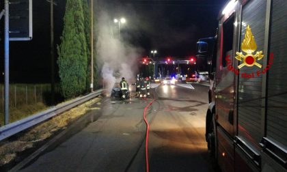 Prende fuoco un'auto al casello di Prato Ovest