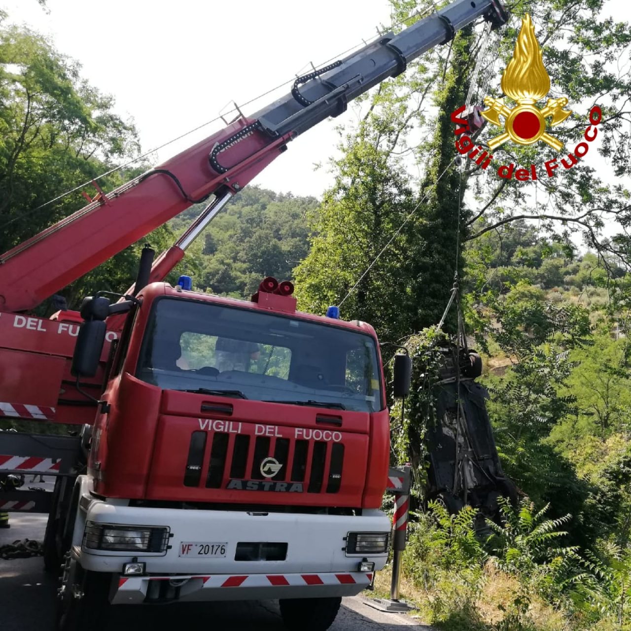 Vola giù per 25 metri di scarpata, salvato sul San Baronto dei Vigili del Fuoco