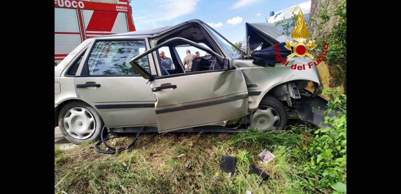 Auto finisce contro un albero: sul posto anche Pegaso