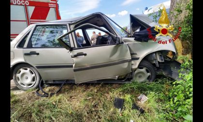 Auto finisce contro un albero: sul posto anche Pegaso