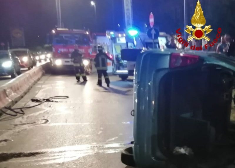 Incidente a Campi: auto si ribalta