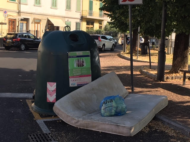Risveglio fra i rifiuti in piazza Gramsci