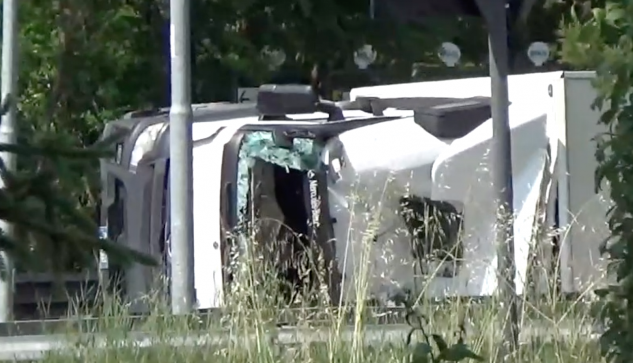 Camion si ribalta a Poggibonsi: in corso le operazioni di rimozione VIDEO