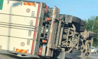 Camion ribaltato nei pressi di Poggibonsi Nord