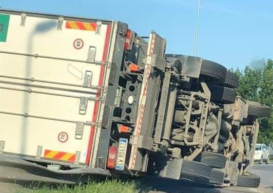 Camion ribaltato nei pressi di Poggibonsi Nord